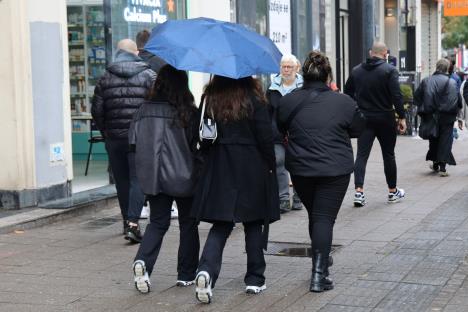 Ljudi šetaju po kiši