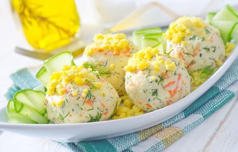 Slane kuglice u ovalnom tanjiru