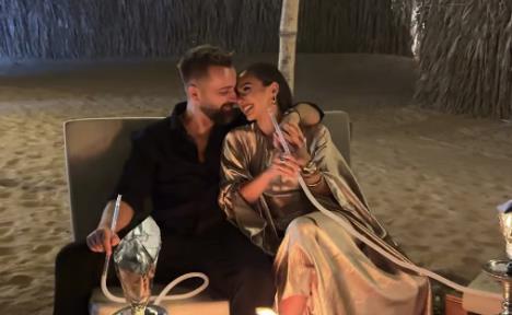 Savo Džehverović i Adriana Kadar uživaju u zalasku sunca u pustinji