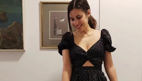 Iskra Brajović u crnoj haljini sa prorezom.jpg