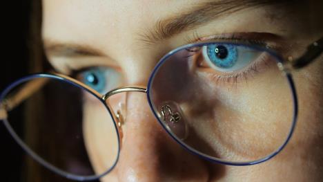 Plavooka devojka sa naočarima za vid