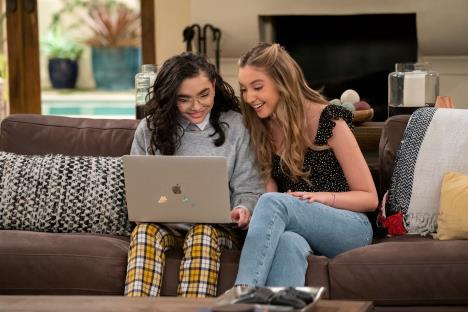 Glumice Paulina Čavez i Bela Podaras u seriji The Expanding Universe od Ashley Garcia