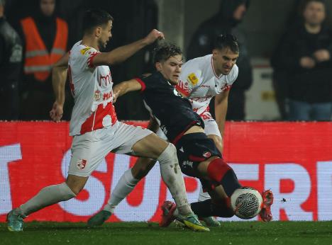 Vasilije Kostov između dvojice fudbalera niškog Radničkog