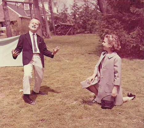 Kelsi Gramer sa sestrom 1964. godine