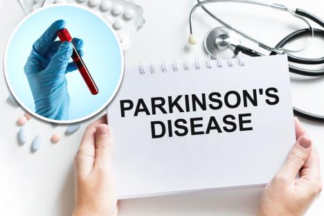 ispis dijagnoze na papiru - Parkinsonova bolest/doktor sa plavom rukavicom drži bočicu krvi za analizu