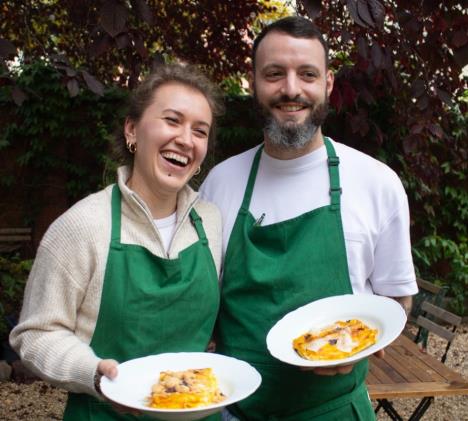 Vlasnici kafića Lizbet. Kafić se nalazi na groblju