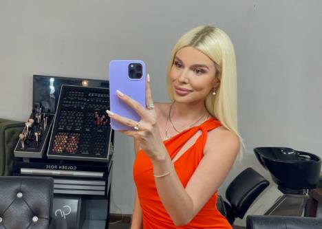 Voditeljka Maša Zipovski u crvenoj haljini.jpg