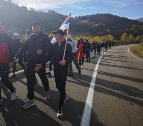 Grupa Srba sa KiM koja pešači ka Novom Sadu