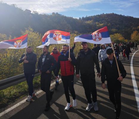 Grupa Srba sa KiM koja pešači ka Novom Sadu