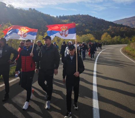 Grupa Srba sa KiM koja pešači ka Novom Sadu