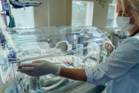 Doktorka pored inkubatora