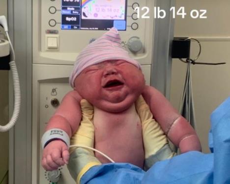 Kasijan Martin, beba teška 6 kg po rođenju.jpg