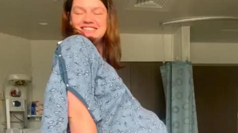 Šelbi Martin u trudničkoj spavaćici u porodilištu.jpg