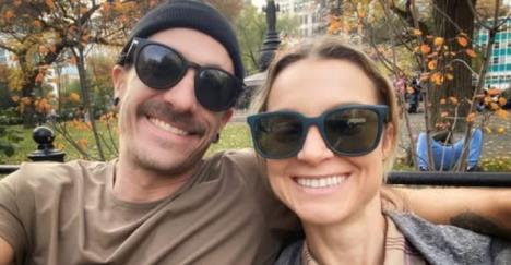 Natali Grigson sa dečkom na klupi u parku.jpg