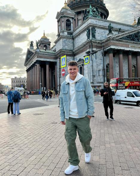 Andrej Mostovoj na ulicama Sankt Peterburga