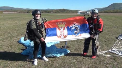 Ljubomir Hristov Čarli skočio sa padobranom
