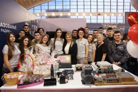 Đaci mehaničari i tehničari otkrivaju i popravljaju kvarove na autu, poslastičari prave torte