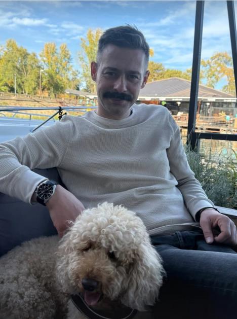 Glumac Milan Vasić u kafiću kraj reke sa psom.jpg