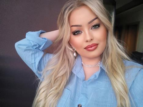 Dušica M. Ognjanović u plavoj košulji