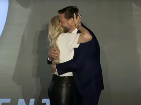 Erika Kirk Džej Di Vens.jpg