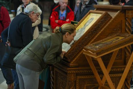 Žena celiva ikonu u Hramu Svetog Save