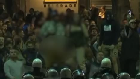 Skandalozno ponašenje blokadera ispred skupštine