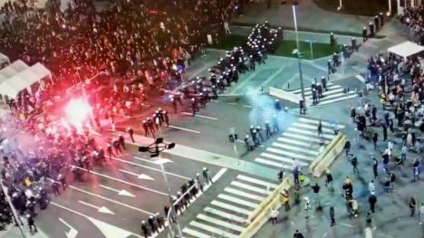 Baklje ispred skupštine