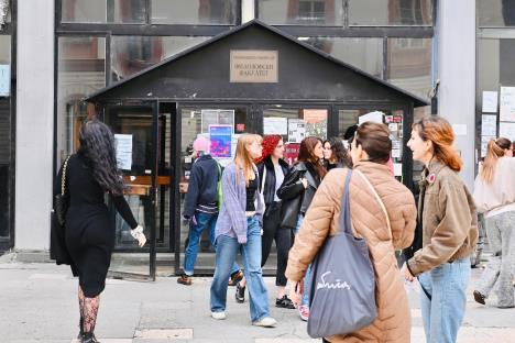 Studenti ispred filozofskog fakulteta u Beogradu