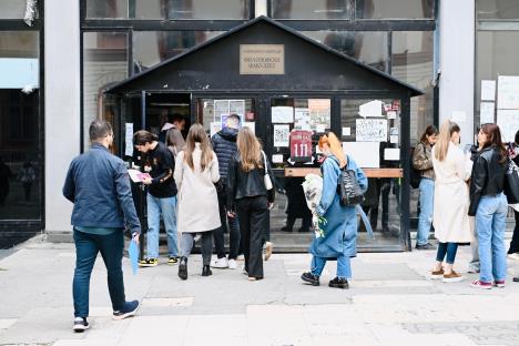Studenti ispred filozofskog fakulteta u Beogradu