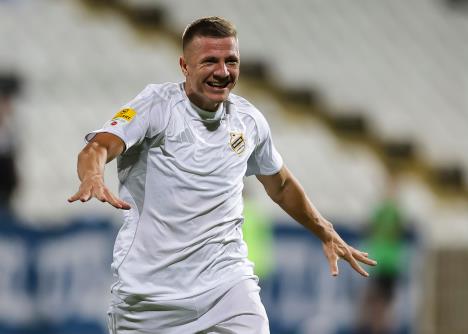 Fudbaler u belom dresu