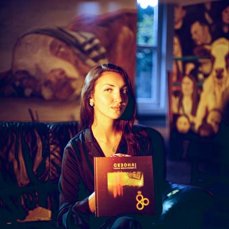 Devojka drži knjigu