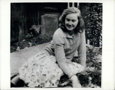 devojka na crno beloj fotografiji