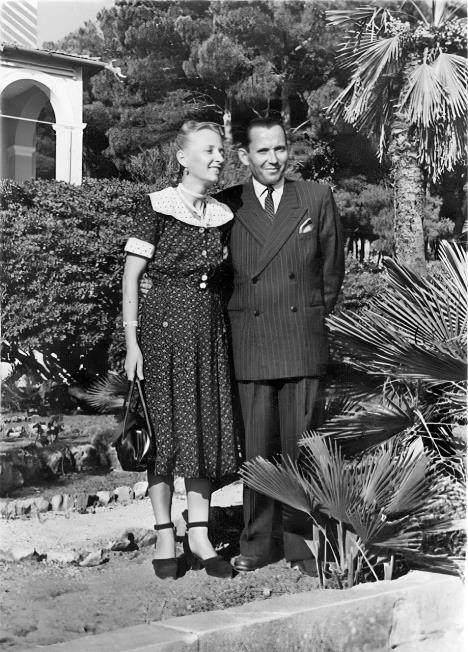 Слика 3. Здравко и Марица испред виле „Каролина“ на Малом Лошињу – 15 годишњица брака, 1956.jpg