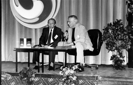 Слика 15. Мића Орловић и Радомир Путник у импровизованом ТВ студију, 1999.jpg