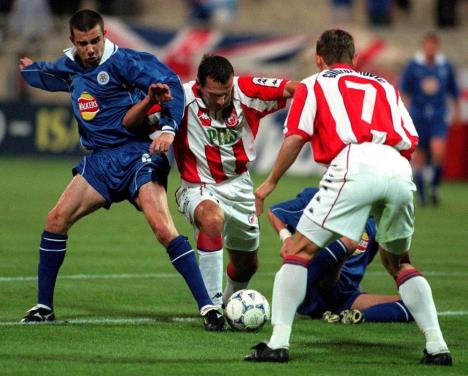 Milivoje Vitakić u duelu protiv Mazi Izeta iz Lestera