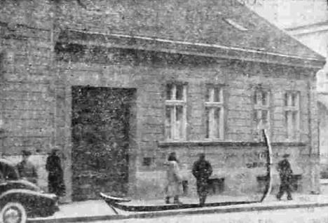 Linija pokazuje prozor kroz koji je Edo iskočio i vrata na koja je potom ušao