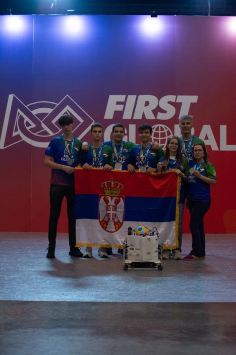 Nagrađeni sportisti pored srpske zastave