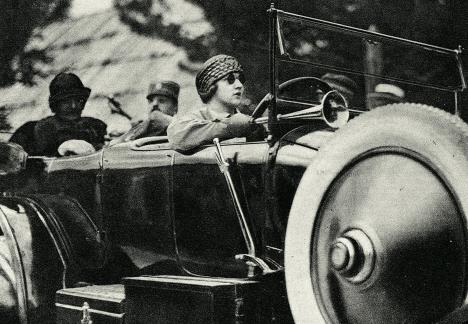 Kraljica Marija Karađorđević vozi automobil