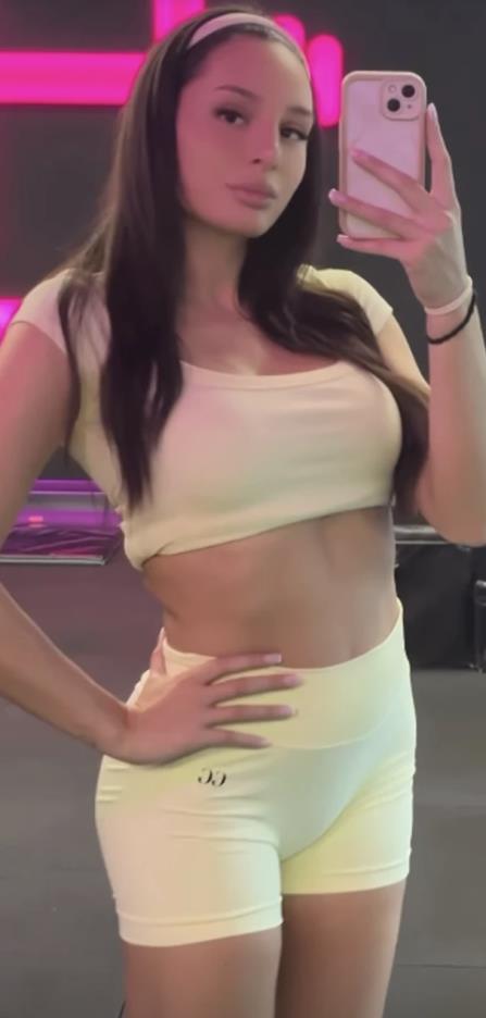 Nina Đogani pozira u teretani