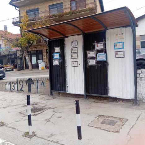 Autobuskko stajaliste cesto mesto napada.jpg