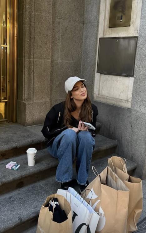 Hana Ikodinović u šopingu