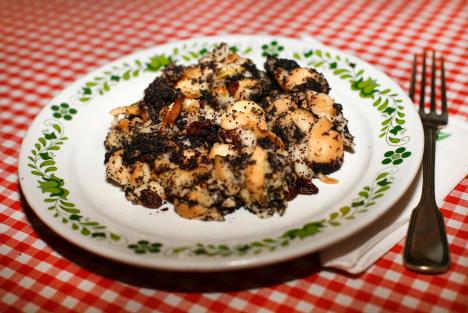 Rezanci s makom u šarenom tanjiru