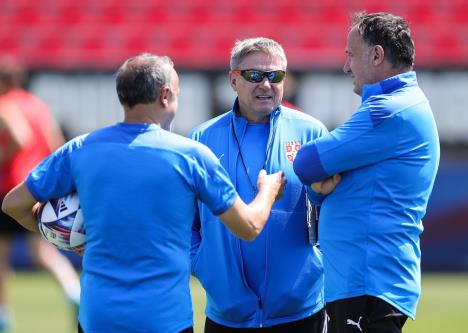 Dragan Stojković Piksi, Ljubinko Drulović okrenut leđima i Goran Đorović na treningu reprezentacije Srbije