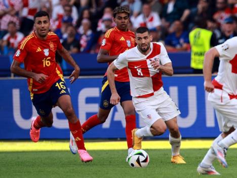 Mateo Kovačić u dresu Hrvatske protiv Španije