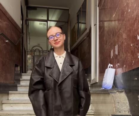 Ruskinja Aljona se smeška dok objašnjava neobična značenja srpskih reči