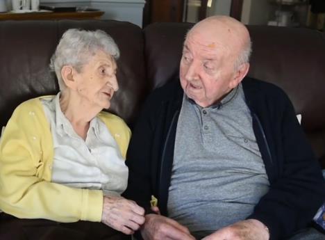 Ada Kiting i njen sin Tom zajedno u staračkom domu, simbol majčinske ljubavi i brige