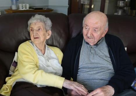 Ada Kiting i njen sin Tom zajedno u staračkom domu, simbol majčinske ljubavi i brige