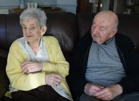 Ada Kiting i njen sin Tom zajedno u staračkom domu, simbol majčinske ljubavi i brige