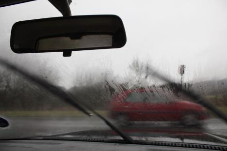 zamagljeno vetrobransko staklo zimi