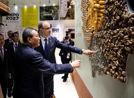 Predsednik Vlade Republike Srbije Đuro Macut u obilasku srpskog paviljona